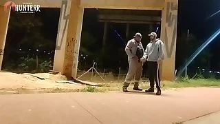 Motoqueiro v&ecirc; Trabalhador mijando volta e oferece uma mamada