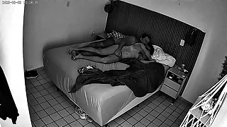 Brinque de pau duro e bumbom guloso logo ali para a c&acirc;mera espi&atilde;